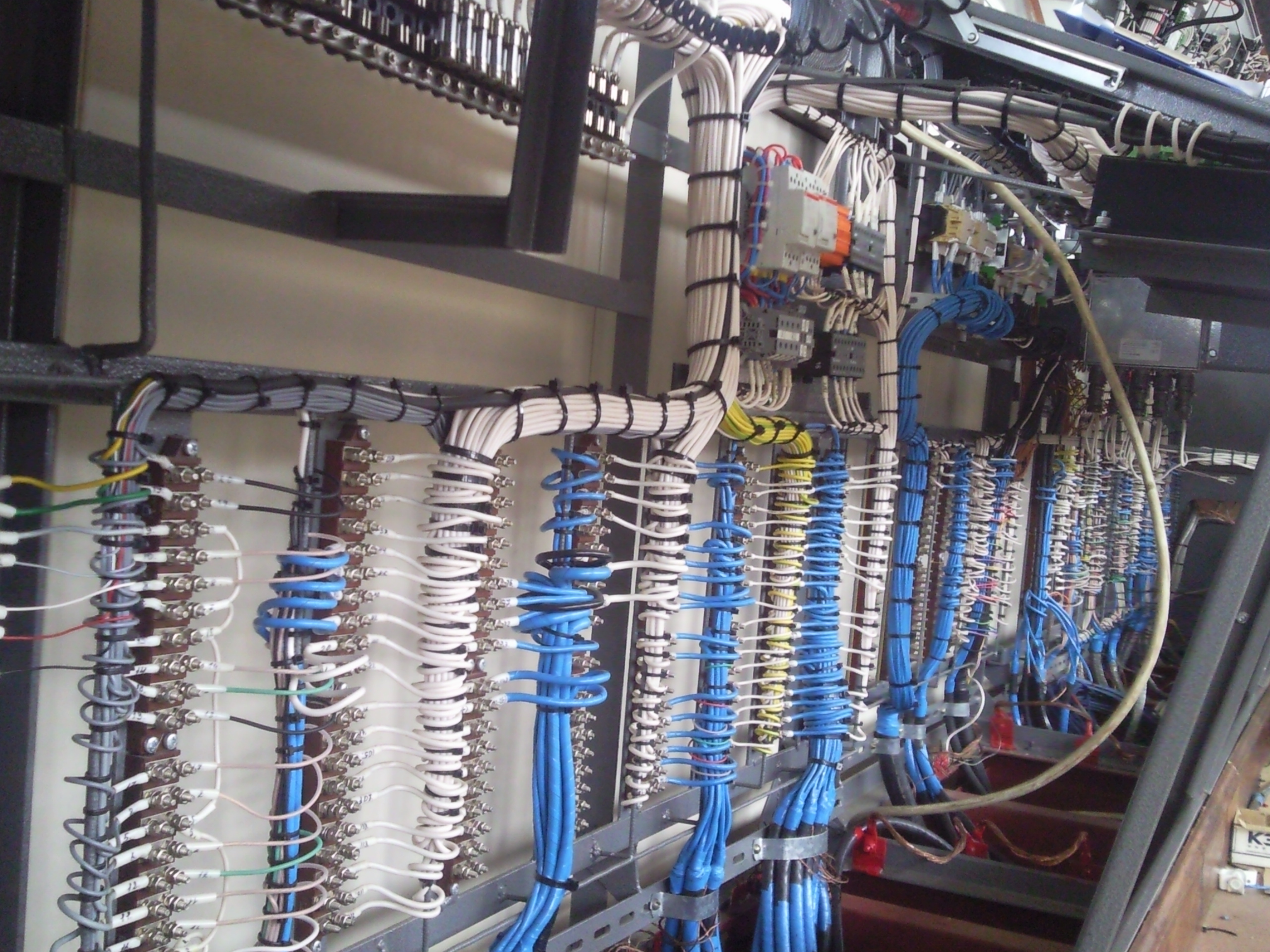 релейно-контакторная система управления шкаф. электрооборудование щит. монтаж пульта управления. щит управления кран балки. шкаф управления клапанами озк.