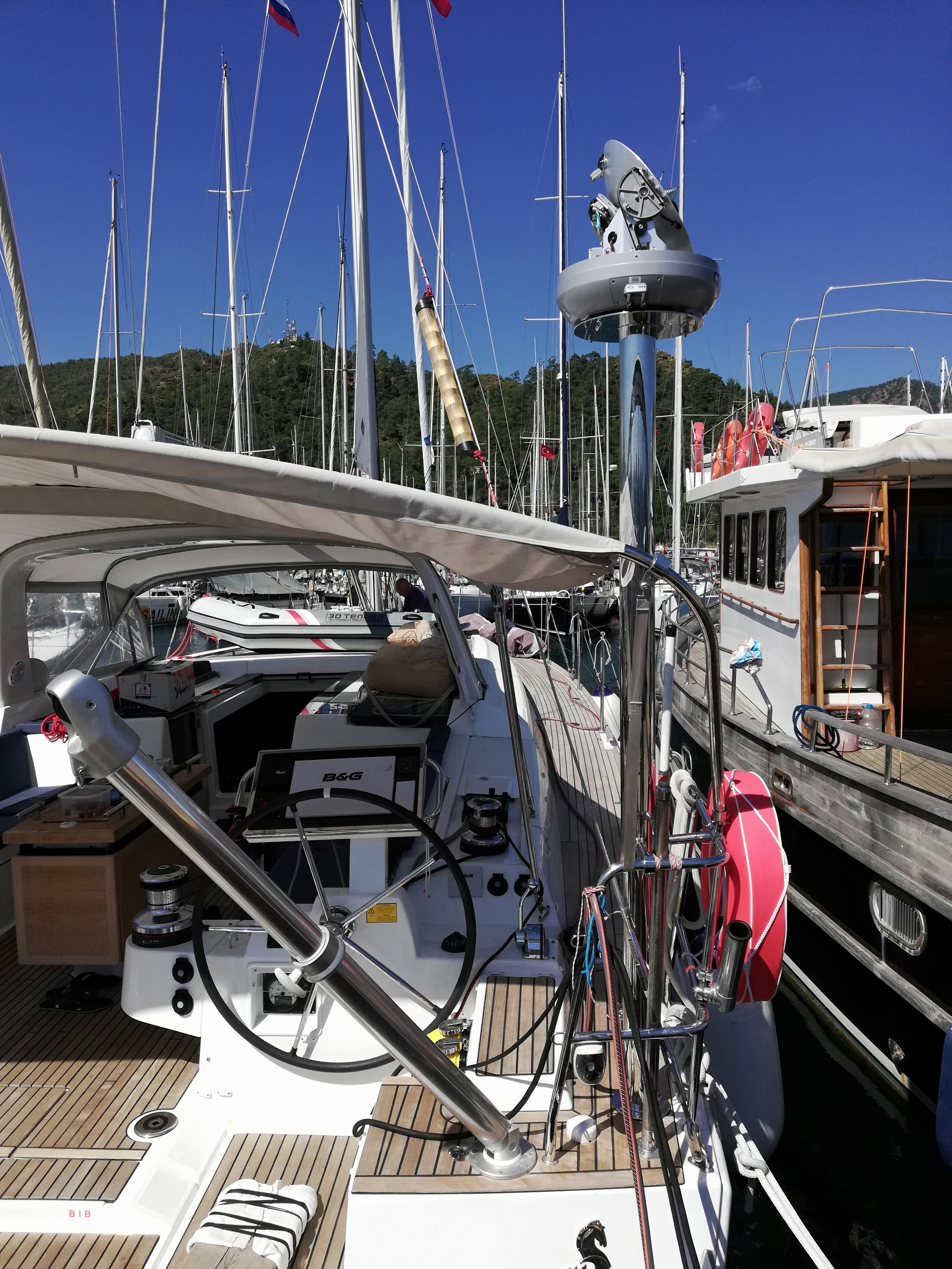 KVH TracPhone V3-HTS на яхте Laddy_5