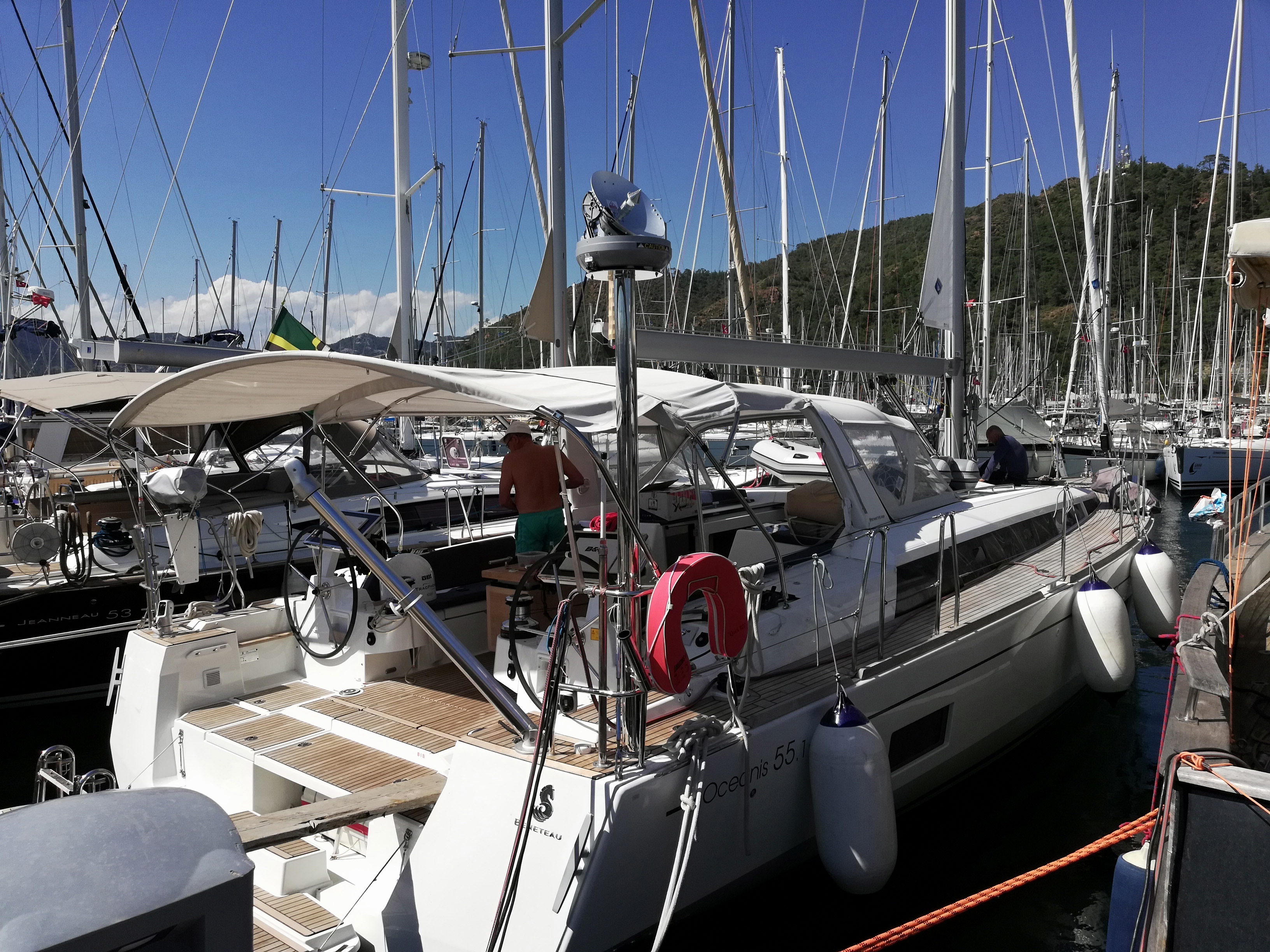 KVH TracPhone V3-HTS на яхте Laddy_1