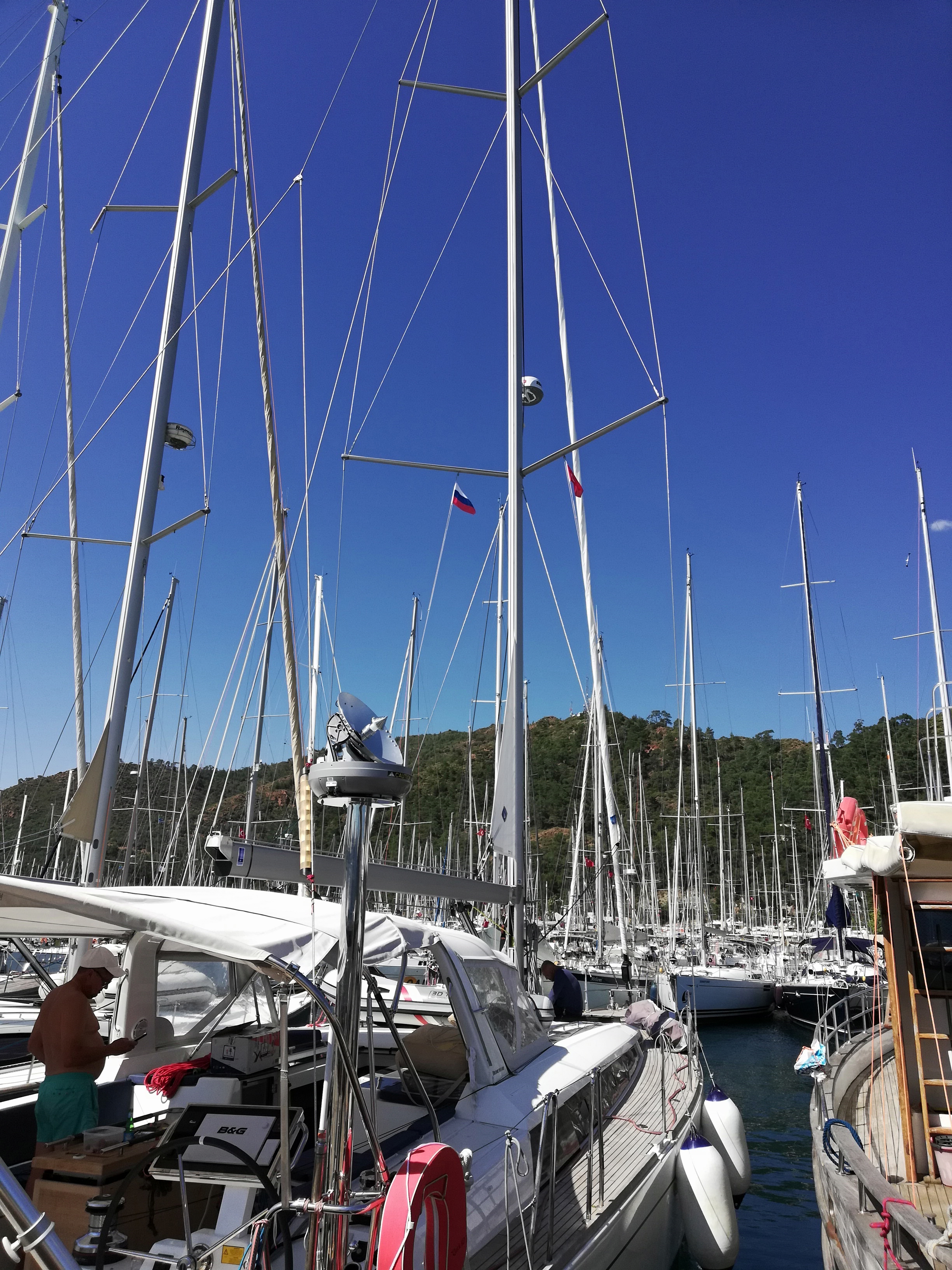 KVH TracPhone V3-HTS на яхте Laddy_6