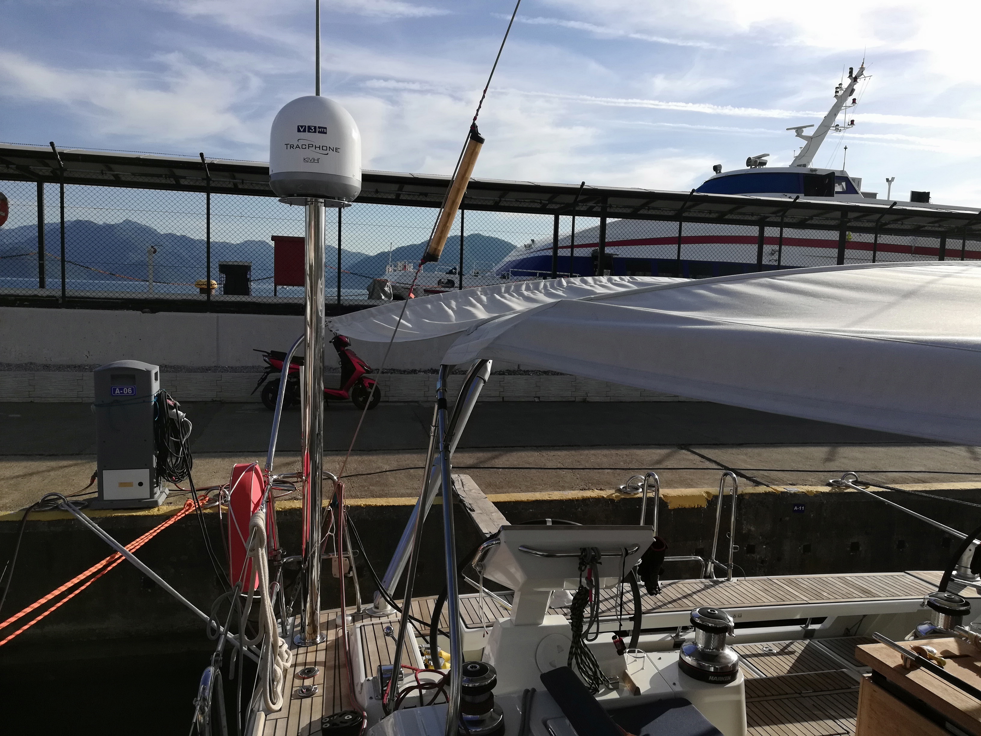 KVH TracPhone V3-HTS на яхте Laddy_2