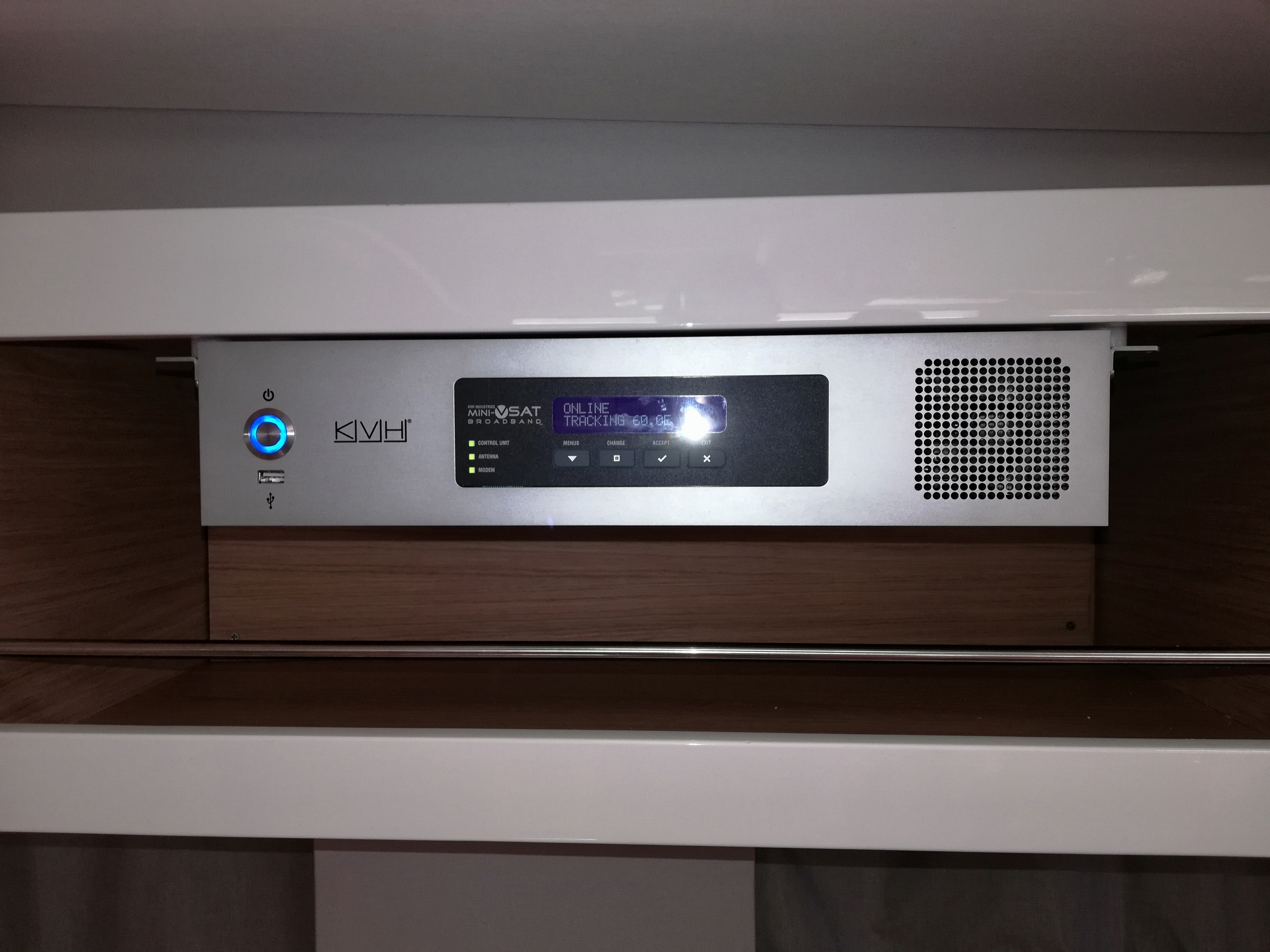 KVH TracPhone V3-HTS на яхте Laddy_3