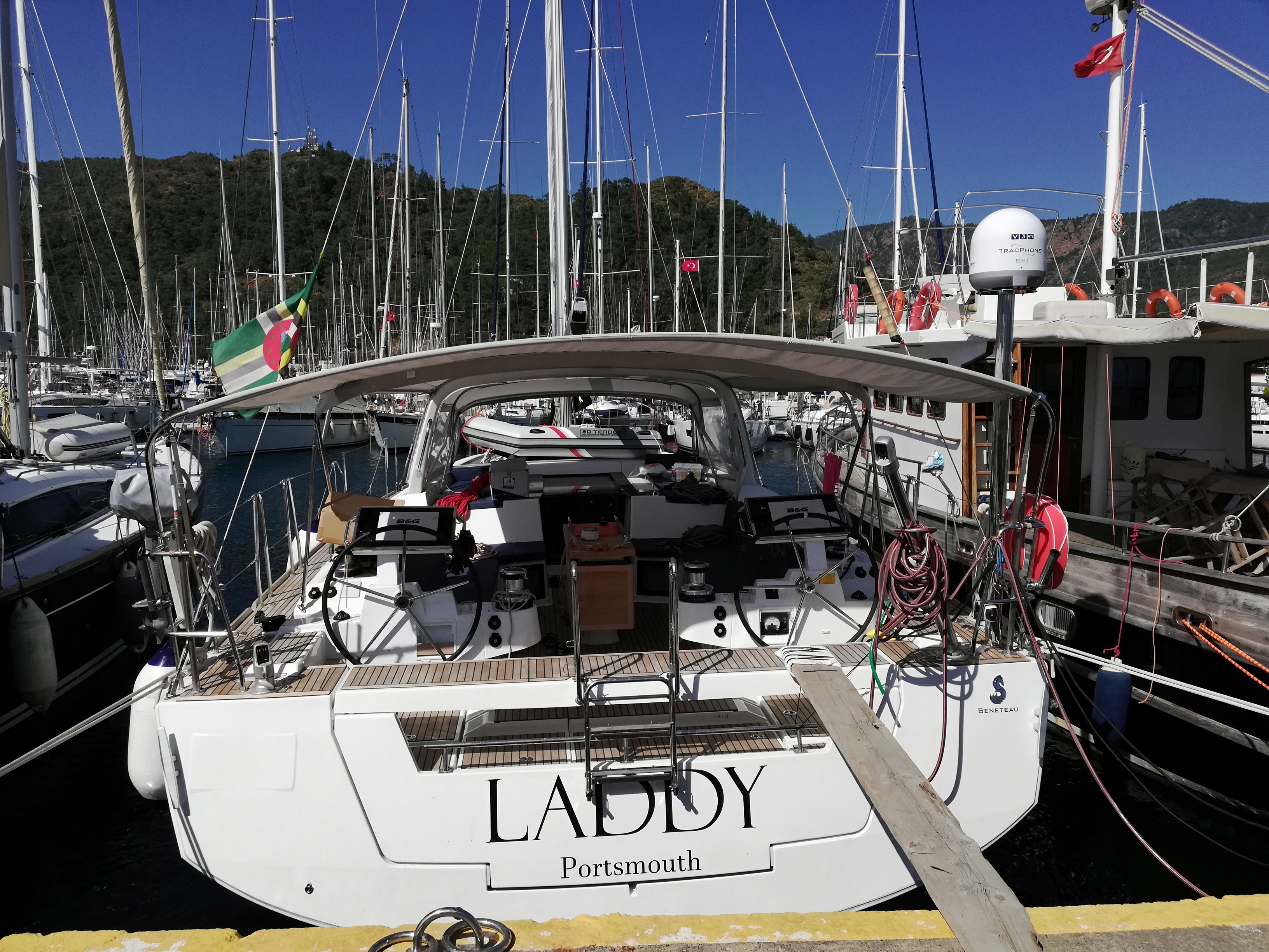 KVH TracPhone V3-HTS на яхте Laddy_4