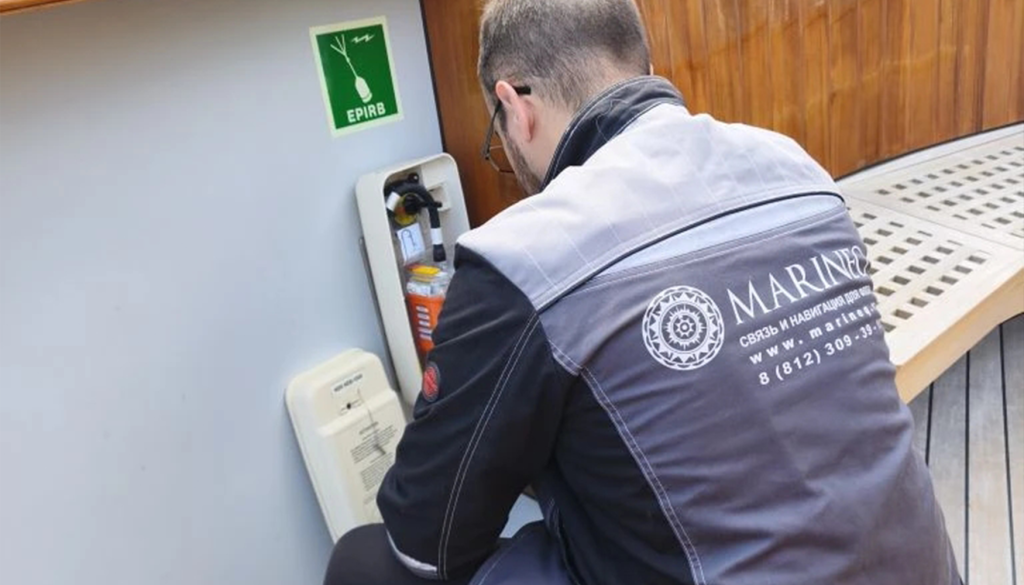 Специалист ГК «Маринэк» проверяет аварийный радиобуй