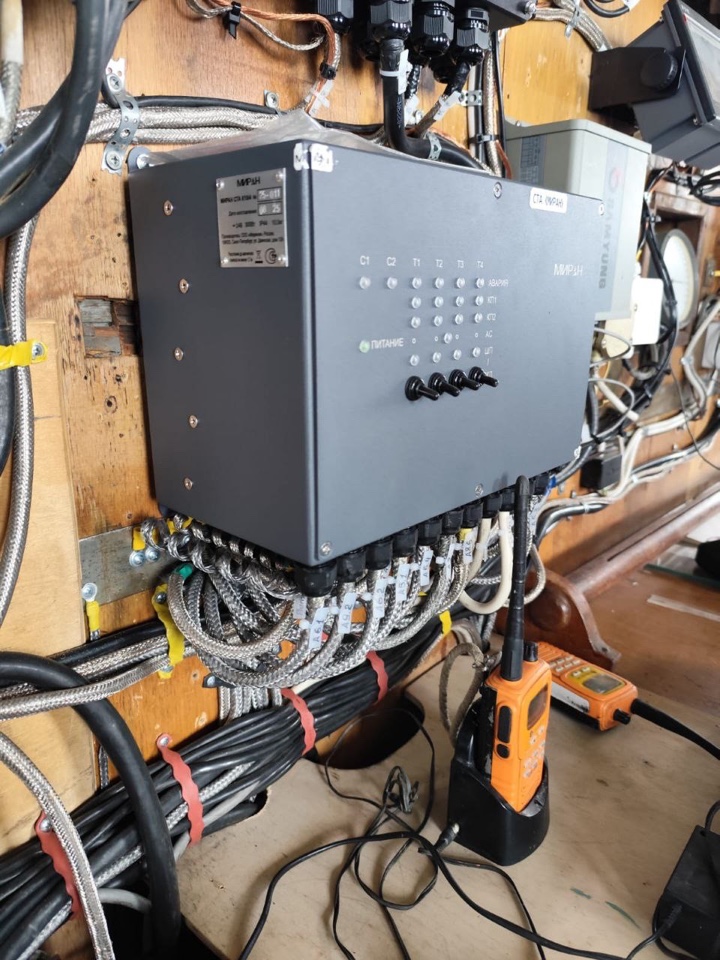 Коммутатор МИРАН СТА Коммутатор действует в составе главного микрофонного поста, позволяя организовать 10 направлений громкоговорящей связи, 4 линии трансляции. Предназначен для навесного монтажа и соответствует степени защиты IP44.