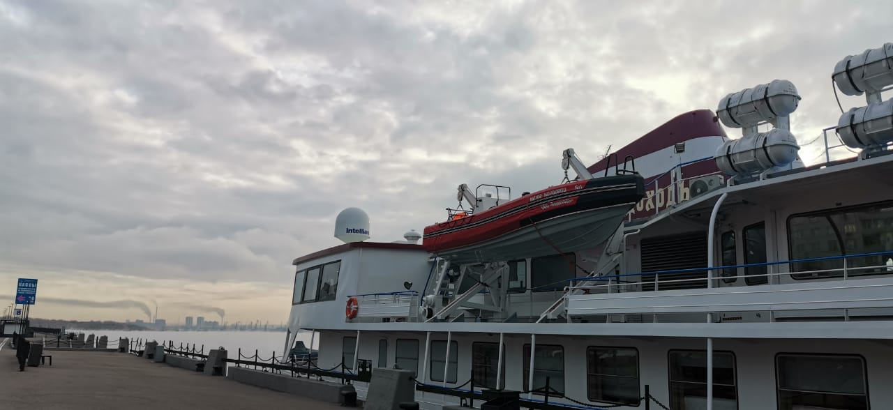 Максим Горький Intellian t130W ВодоходЪ