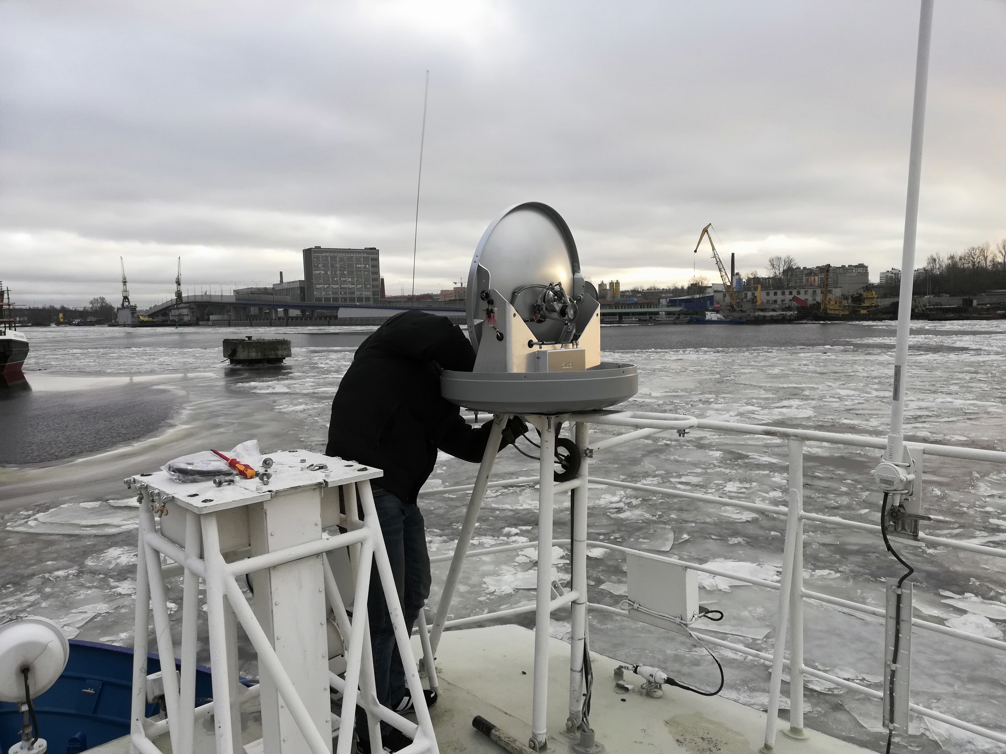 KVH TracVision TV5 на катере Буран_1 KVH TracVision TV5 на катере Буран_1