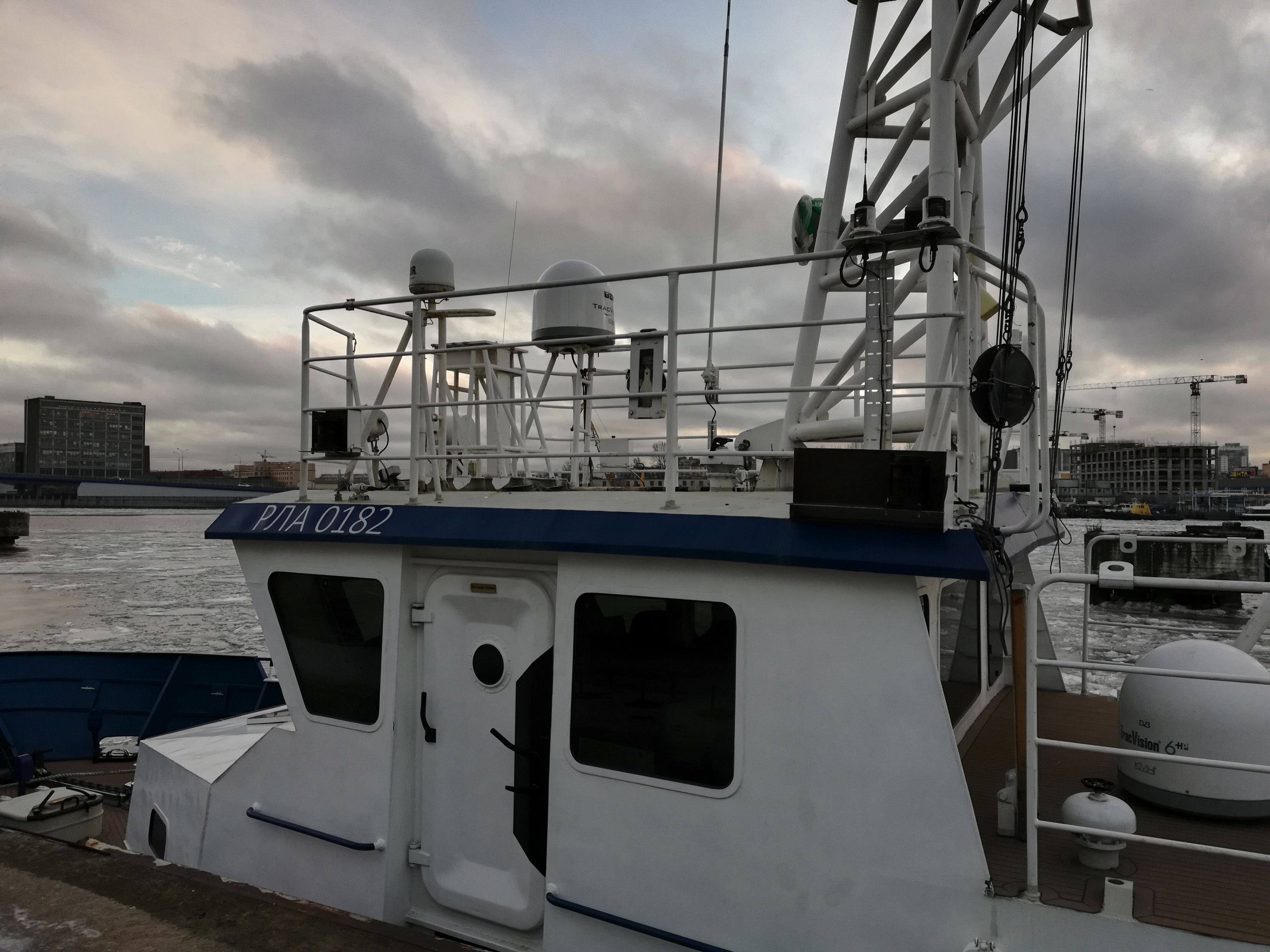 KVH TracVision TV5 на катере Буран_2 KVH TracVision TV5 на катере Буран_2