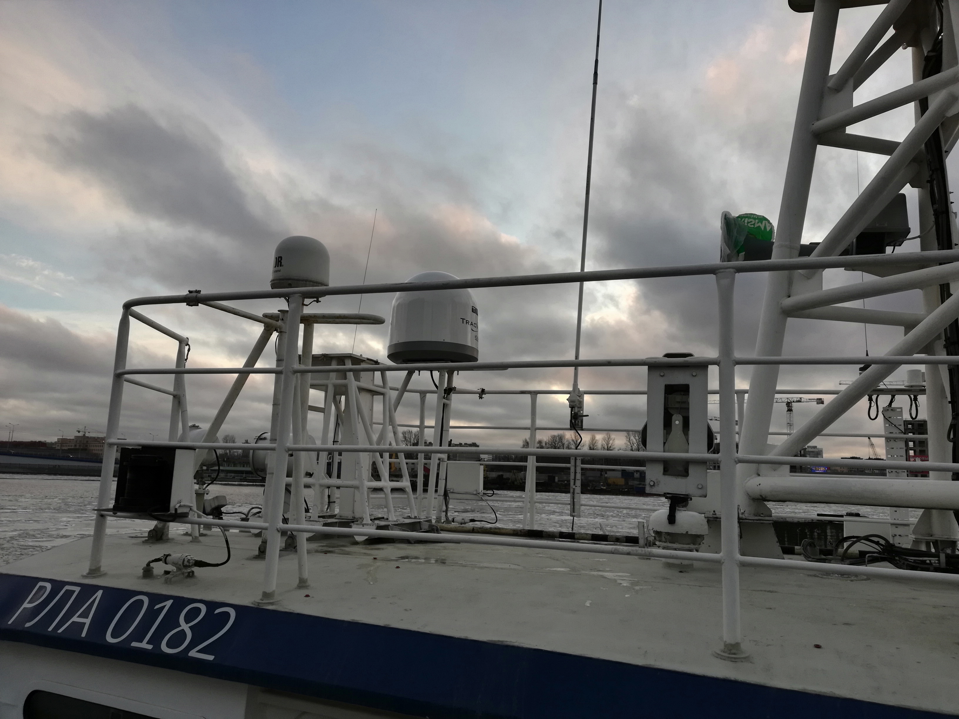 KVH TracVision TV5 на катере Буран_3 KVH TracVision TV5 на катере Буран_3