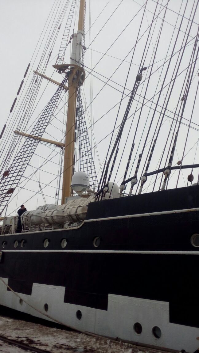 KVH TracVision HD11 для барка Крузенштерн